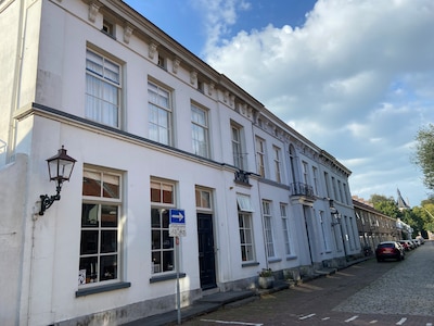 Hoe is het om in een monument te wonen? In Wijk bij Duurstede kun je dat met eigen ogen zien