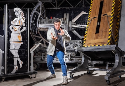 Illusionist Alfredo (23) houdt van extreme stunts: ‘Bij het ontsnappen uit een watertank, ben ik bijna verdronken’