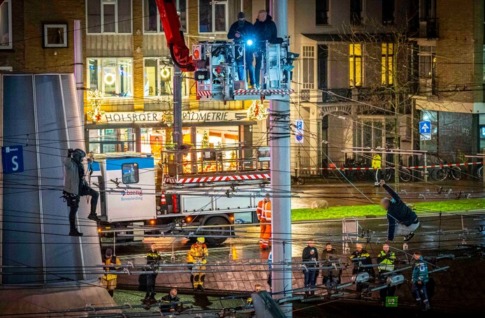 Agenten hebben handen vol aan verwarde mensen, nieuwe plannen gaan dat ...