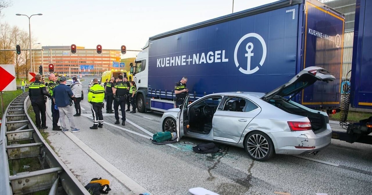 Hongaar racet met 240 km/u over A12 naar Arnhem, agent schiet: ‘Als ik was blijven staan, was ik aangereden’.