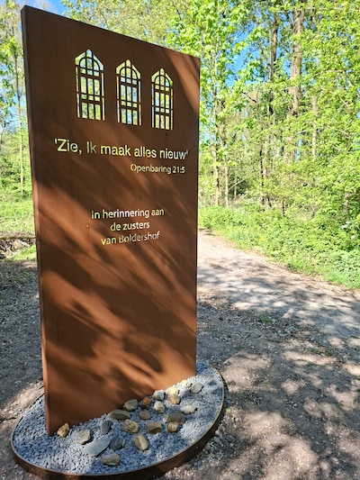 Druten onthult nieuw gedenkmonument op woonzorgpark