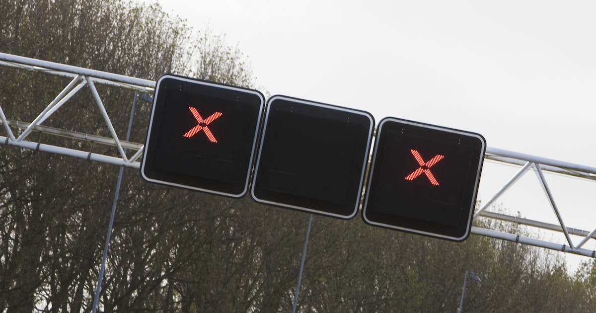 A15 dicht na botsing tussen bestelbus en vrachtwagen bij Wadenoijen