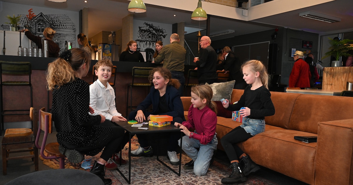 Het is weer ‘gezellig’ in dit dorp aan de Maas zonder eigen kroeg: ‘Iedereen wil een fijne plek hebb