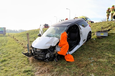 Gewonde automobilist aangehouden na ravage op dijk: vrachtwagen belandt in weiland
