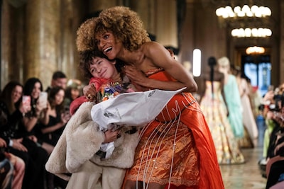 Van naaimachine tot Paris Fashion Week-debuut: Max Alexander (10) gooit hoge ogen met bijzondere jurken