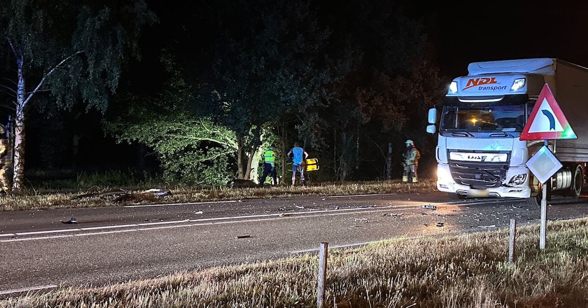 Man uit Zwolle overleden bij ongeluk tussen auto’s en vrachtwagen.