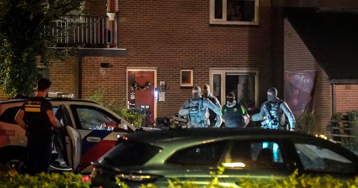 Arrestatieteam valt woning binnen in Apeldoorn: man geblinddoekt afgevoerd