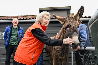 Prinses Beatrix (88) beent vrolijk over kinderboerderij en maakt af en toe vileine opmerking