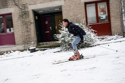 Deze straat in Nijmegen is even een minipiste als Nikay er met de ski’s vanaf zoeft: ‘Heel speciaal dat dit kan’