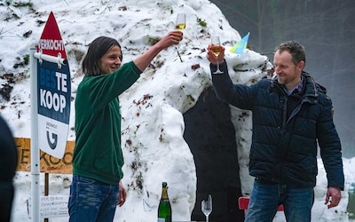 Jongeren bouwen iglo en ‘verkopen’ die via echte makelaar voor goed doel: ‘Het begon als een grap’