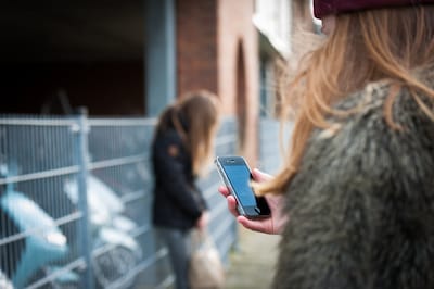 Rechter grijpt in na online pestgedrag dat ‘alle grenzen te buiten ging’: 14-jarig meisje krijgt contactverbod