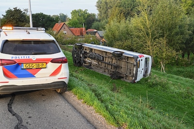 Werkbus raakt van Diefdijk in Leerdam na uitwijkmanoeuvre