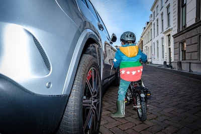 Dat haar zoon (3) tussen grote en zware SUV’s fietst, bezorgt Daisy buikpijn: ‘Waarom accepteren we 