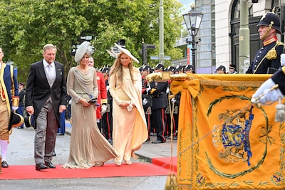 De jurk die Máxima droeg is er een met karakter en dat past perfect bij onze koningin