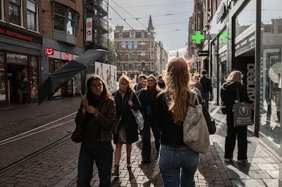 Herfstweer zet door: vrijdag kletsnat en onstuimig, weekend blijft wisselvallig