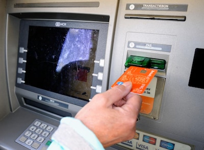 Piepjonge nepbankmedewerkster pint 4000 euro van rekening van slachtoffer