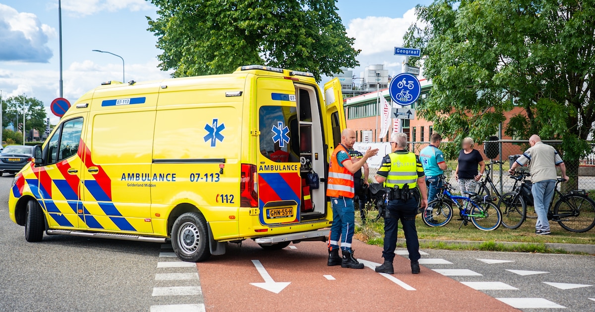 Fietsende kinderen naar het ziekenhuis na botsing in Duiven.