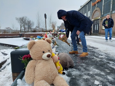 Na de dood van Calvin (8) ligt de kade in Steenwijk vol bloemen en knuffels en is zijn school dicht