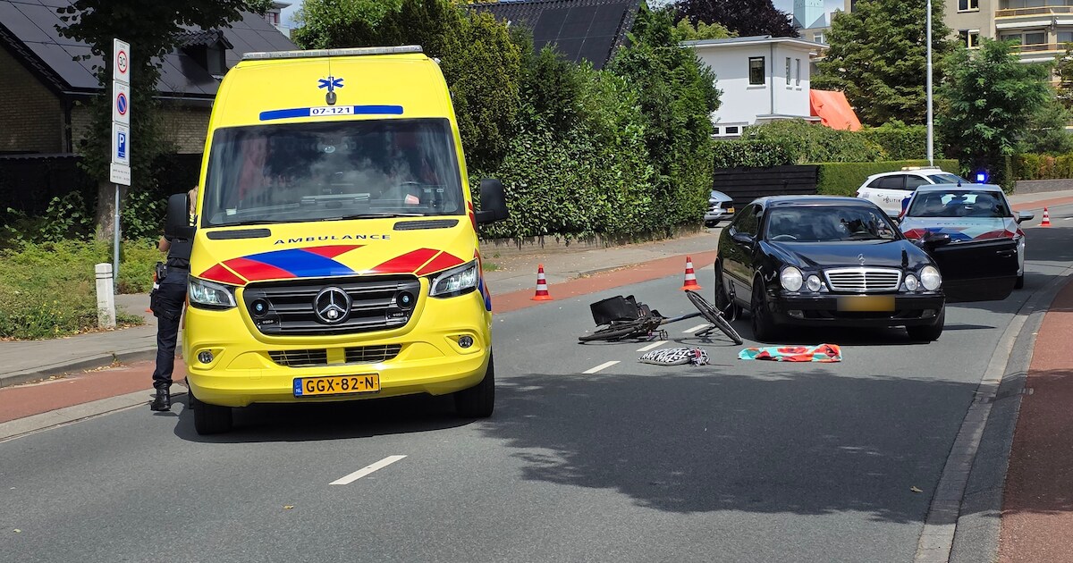 Fietser gewond na botsing met auto op de Emmalaan in Ede