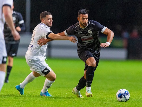 AWC-voetballer Safa Kizir aan de bal in het bekerduel met ASWH.