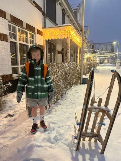 Moeder Nicky kijkt soms bezorgd toe, maar Odin (6) zet door: al tien maanden lang in korte broek