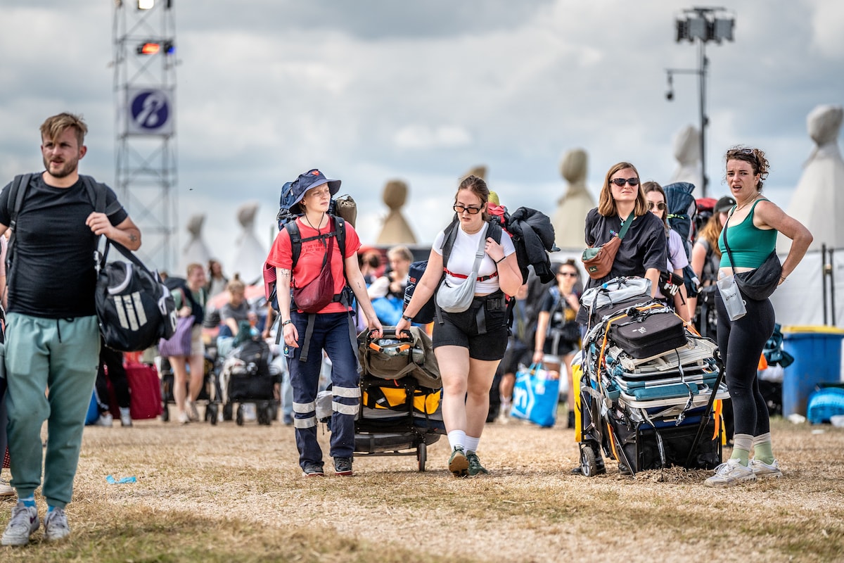 Festivalgangers DTRH met hun bagage