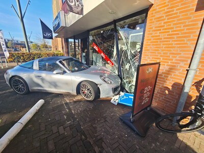 Peperdure sportauto boort zich ín kledingwinkel: ‘Dit is zeker geen incident meer’