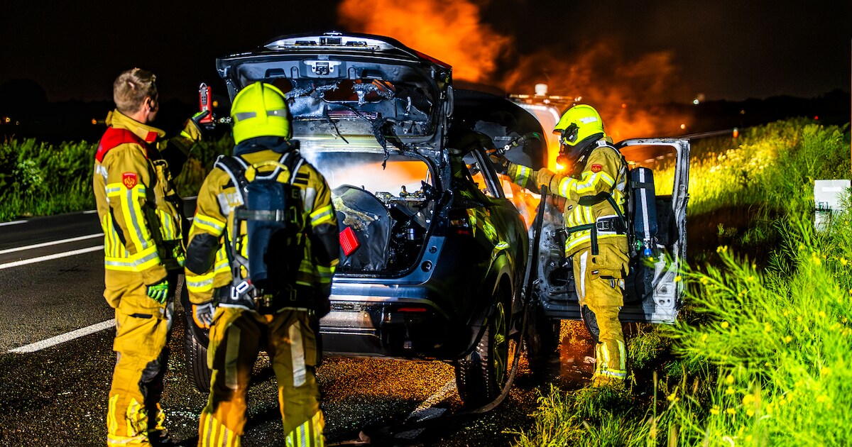 Auto brandt uit op N837 bij Driel