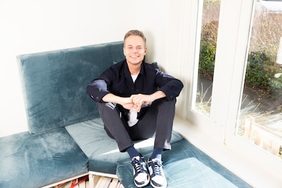 Parooljournalist Stefan Raatgever schrijft boek over periode na coming-out: ‘De twijfels stoppen niet zodra je uit de kast komt’