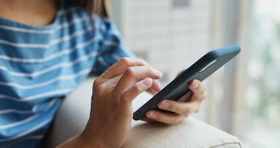 De ideale leeftijd voor een mobieltje? Irene komt in haar tuin tot verrassend inzicht