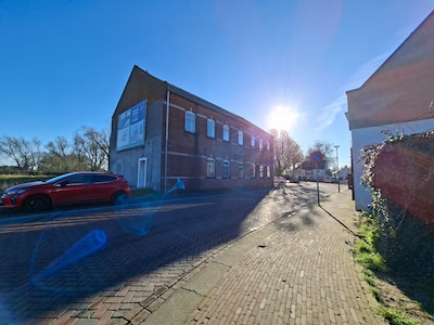 Ambtenaren parkeren er nu hun fiets, wordt dit gebouw straks een fietscafé?