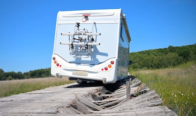 Eigenaar rijdt weggezakte camper in Drents natuurgebied na week zelf weg