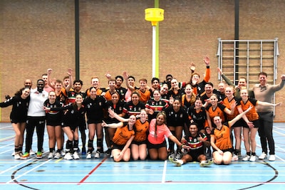 Team Suriname te gast bij korfbalclub Tiel ’72 en Waag trakteert op sjaals