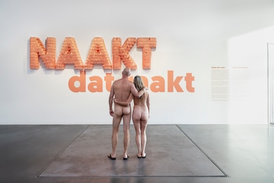 Handdoek mee, kleren uit: uitverkochte naaktavond in Museum Arnhem en niemand lijkt zich te schamen