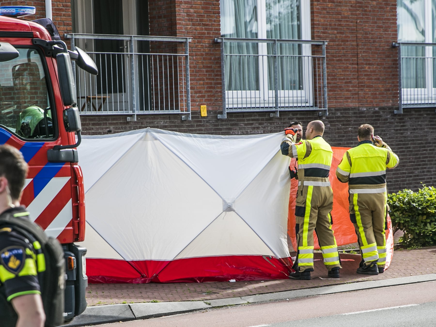 Hulpdiensten bij het Thorbeckeplein in Beuningen, in juli 2020, na het schietincident waarbij klusjesman Mehmet Kiliçsoy omkwam.
