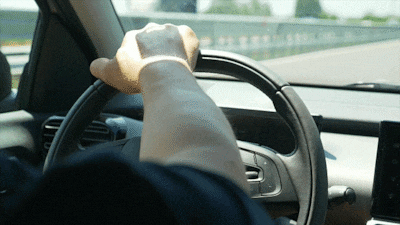 Automobilist raakt telefoon wel aan, maar houdt ‘m niet vast: mag dat? Rechter geeft duidelijkheid