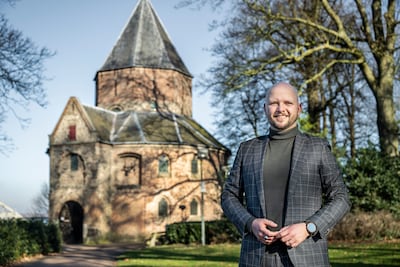 Delano zit altijd keurig in pak, maar heeft wel vette tattoo van tempel en mijnlamp