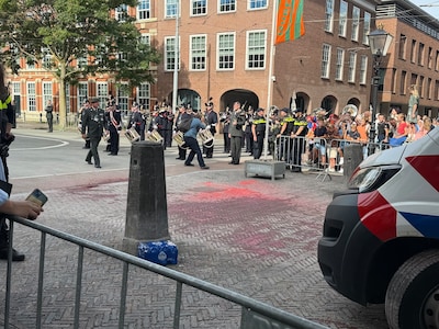 LIVE Prinsjesdag | Activisten gooien rode verf op route van rijtoer Prinsjesdag