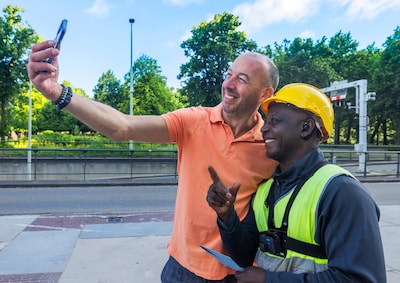 Automobilisten toeteren, fietsers stoppen: verkeersregelaar Mike is geliefd als ‘high five-man’