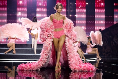 Hoogzwanger model opent spektakel, Gigi en Doutzen schitteren op catwalk: Victoria's Secret Show 2025 in foto's