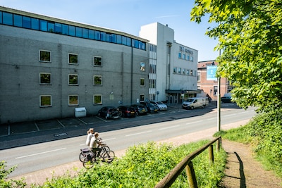 ‘Geen geschikte plek’, toch zitten ook in Arnhem kinderen in opvanghotels