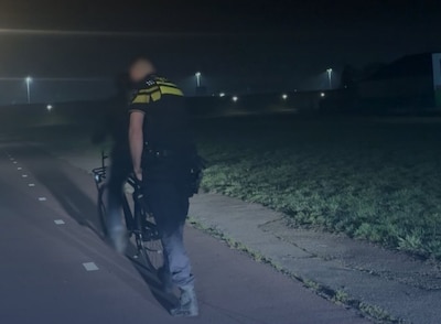 Agenten houden midden in de nacht een slingerende fietser aan, maar die blijkt niet dronken te zijn