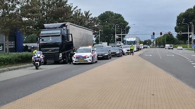 Spaanse vrachtwagen klemgereden en doorzocht door politiemacht in Doetinchem