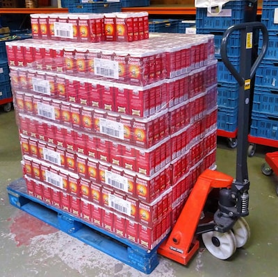 Lionsclub de Liemers schenkt 832 pakken koffie aan Voedselbank Zevenaar