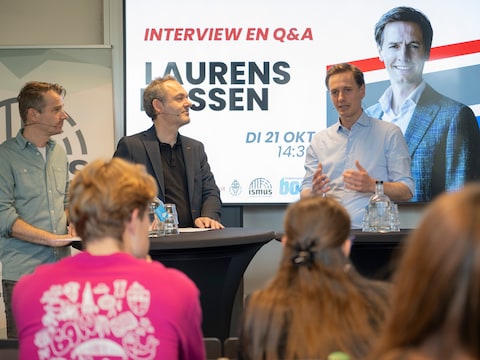 Albert Heller (links) en Rob Berends (midden) bij hun gesprek met Laurens Dassen 