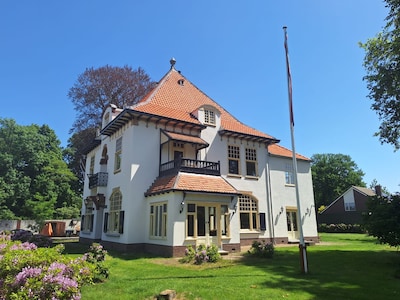 Villa-eigenaar treft insluiper op stoel in woonkamer: ‘Misschien was hij door het bericht op een ide