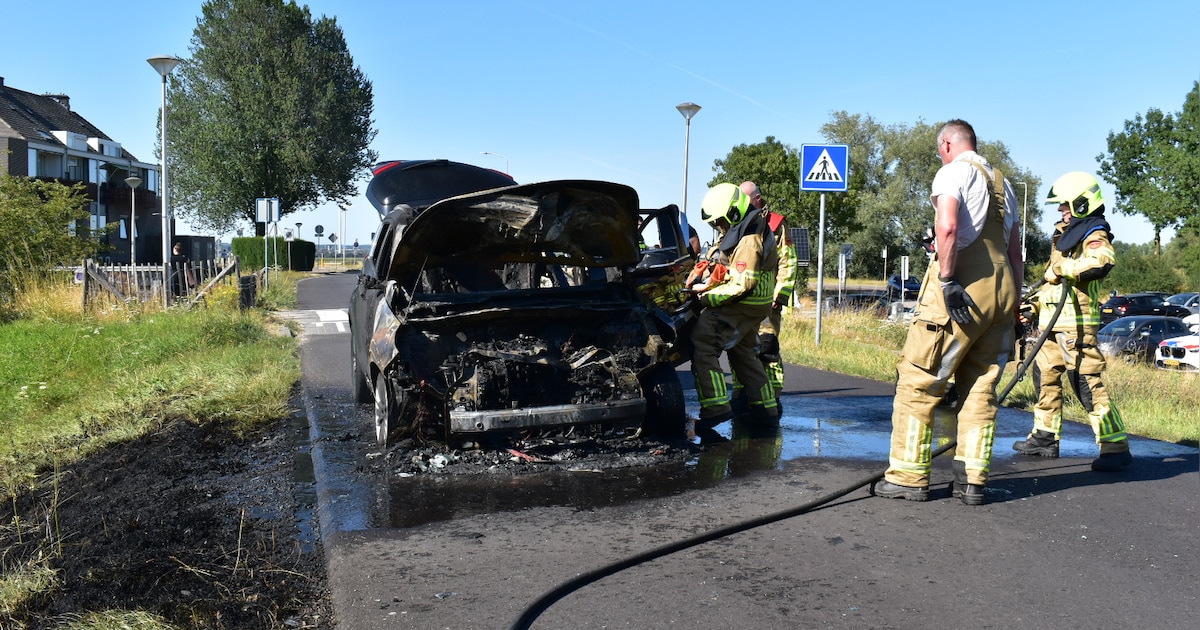 Auto vliegt tijdens het rijden in brand in Huissen