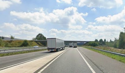 Bijrijder van vrachtauto springt of valt uit voertuig en belandt op vluchtstrook