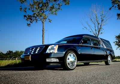 Opvallende lijkwagen leidt tot bijzondere vondst: ‘Ik kan mijn handen niet volledig in onschuld wass