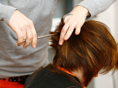 Alleen de dode puntjes en verder lekker lang laten, had Theo nog gezegd tegen de kapper